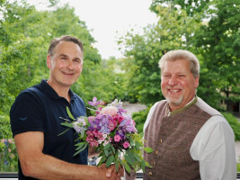 Philipp Hlousek, OV-Vorsitzender gratuliert Harald Zipfel