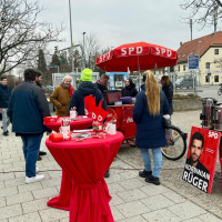 Korbinian Rüger am Feuerroten Grillmobil