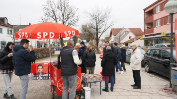 Korbinian Rüger am Feuerroten Grillmobil