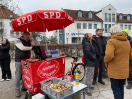 Korbinian Rüger am Feuerroten Grillmobil