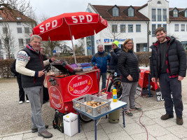 Korbinian Rüger am Feuerroten Grillmobil